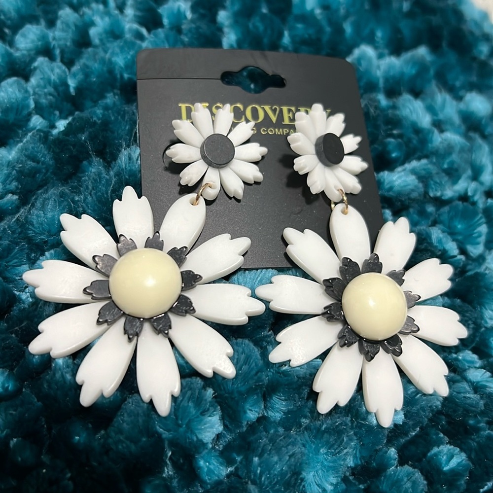 NWT Lightweight Floral Dimensional Post Statement Earrings Black White